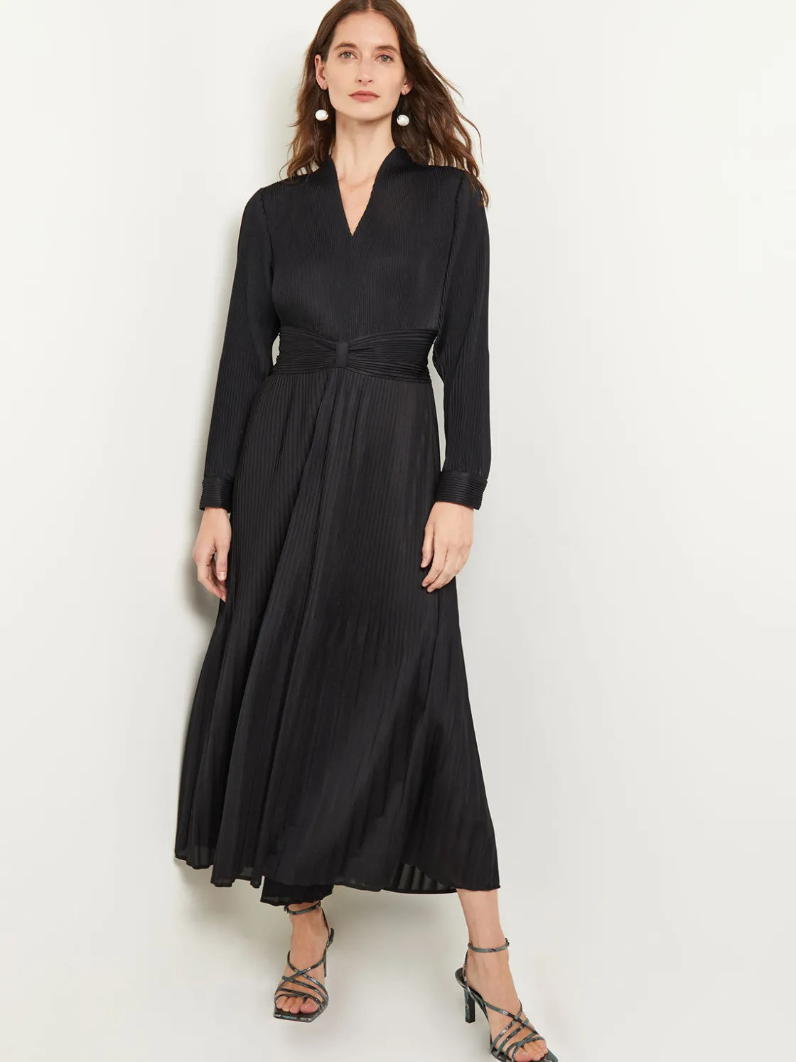 Misook Fit-and-Flare Pleated Woven Maxi Dress* Dresses